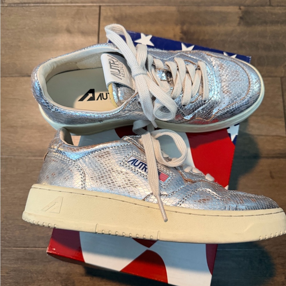 Autry Women's Medalist Low Silver Sneakers 6 - Picture 2 of 11